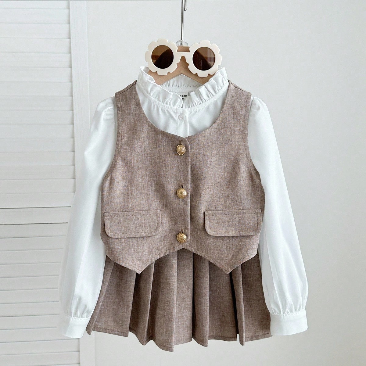 Conjunto de uniforme escolar para niñas con chaleco elegante de botones dorados, camisa de cuello con volantes y falda plisada versátil, adecuado pa
