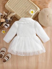 Souflis Souflis Chaqueta de manga larga con cuello de piel sintética, volantes y decoración de lazo para niñas. Los adornos en 3D de lazo y mariposa en la prenda son alegres y juguetones, llenos de encanto infantil. La silueta clásica de línea A es elegante y generosa. Ya sea para jugar o asistir a una reunión familiar, el bebé puede ser la presencia talla grande brillante.