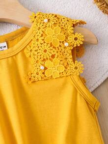 SHEIN مجموعة ملابس علوية كامي وشورت مزينة بالكشكشة والزهور الرقيقة للفتيات الصغيرات، صيفي - أصفر - مشاهدة 4
