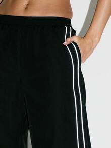 KIZN 天鹅绒阔腿运动裤，高腰宽松版型，白色撞色侧条纹，反光滚边，优雅晚装裤装 - 黑色 - 查看 4