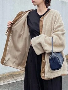 FRIFUL Áo khoác cổ tròn cổ điển chất liệu giả lông cừu Colorblock dáng rộng cho nữ, Áo khoác mùa đông cho nữ - Màu be - Xem 1