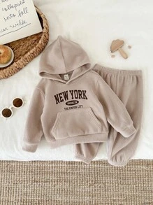 SHEIN 2 件套男婴/女婴可爱字母印花羊毛连帽衫和裤子套装、运动服、男女通用秋冬婴儿服装 - 彩色 - 查看 6