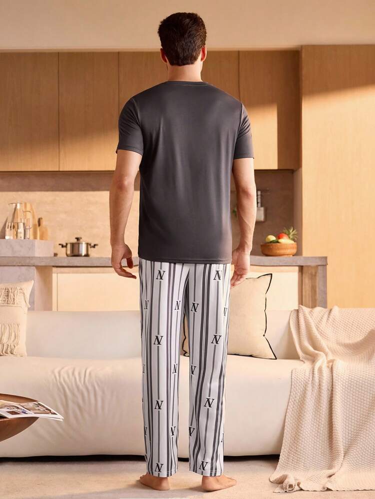 Manfinity Underwear&Sleepwear Basics 男士圆领短袖休闲上衣和条纹裤睡衣套装 - 深灰色 - 查看 2