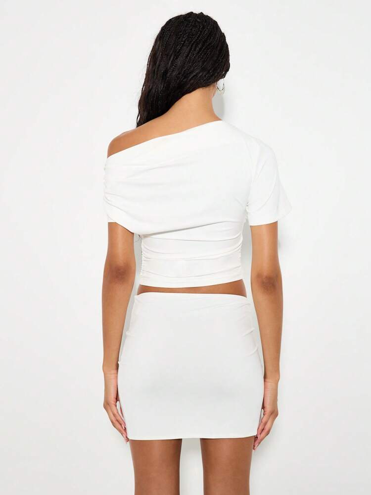 KIZN 非対称ラッシュドオフショルダークロップトップ、超ソフトジャージー 半袖、長めのサイドドレープ、エレガントなイブニングウェア、夏のカジュアルパーティークラブウェア