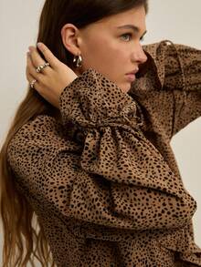 Nöista 这款灰褐色和黑色动物纹印花衬衫采用飘逸的廓形、系带领口和荷叶边前襟设计，非常适合大胆的秋季造型、俏皮的冬季叠穿，或现代女性的休闲装扮。 - 棕色 - 查看 3