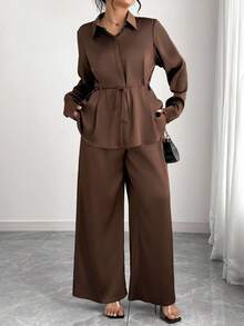 Elenzga Ensemble 2 pièces grande taille pour femmes, chemise élégante de bureau/décontractée en satin avec col, boutons devant, boucle métallique, taille à cordon, nœud papillon, associée à un pantalon ample à jambes larges. Convient pour le printemps, l'automne, l'hiver, le bureau, les fêtes, les vacances. Ensemble pantalon et blouse marron pour femmes
