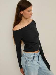 Nöista Blusa nera a spalle scoperte con maniche lunghe e un dettaglio di laccio avvolgente, progettata per look d'impatto in autunno, inverno e per feste, rendendola una scelta versatile per stili alternativi, Ognissanti e serate. - nero - Visualizzare 4