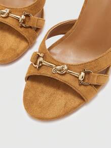 CUCCOO BIZCHIC Sandale damă maro cu toc înalt, din piele întoarsă artificială, cu cataramă aurie și decor, la modă, confortabile, cu vârful rotund