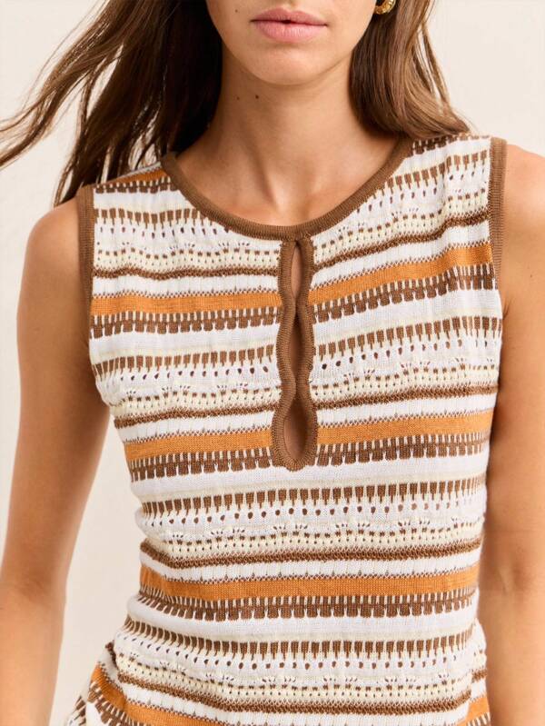 Nöista Agrega lindos toques retro a tu ropa de mujer para el otoño con este top de punto a rayas. Perfecto para capas de otoño o atuendos casuales de vuelta a la escuela, sus detalles de recorte únicos y tonos terrosos lo convierten en una prenda básica elegante para los días frescos.