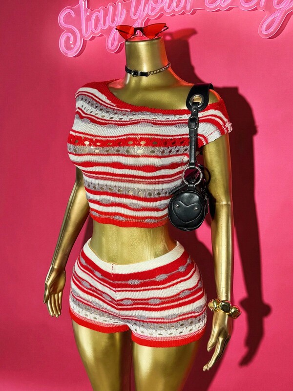 Slaydiva 2025 夏季新款海滩度假风女装红色条纹纹理不对称领口修身短款T恤+性感超短低腰迷你短裤女2件套，适合音乐节、性感街头风、毕业季、西部游牧风、波西米亚风、日常出游、摩托运动、俱乐部、性感尤物、生日派对、学生装、基础百搭、休闲、度假、邮轮旅行、海滩、日光浴、网络爆红、派对、日常穿着