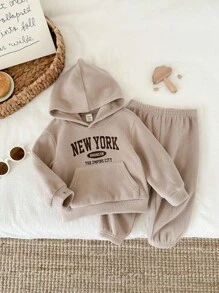 SHEIN 2 件套男婴/女婴可爱字母印花羊毛连帽衫和裤子套装、运动服、男女通用秋冬婴儿服装 - 彩色 - 查看 4