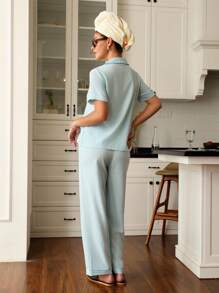 SHEIN Bộ đồ ngủ dài tay giản dị dành cho nữ, tay ngắn và thiết kế sọc cổ điển, cài nút, đồ ngủ mùa hè, đồ ngủ màu xanh nhạt cho nữ, bộ đồ ngủ sọc xanh cho nữ, đồ ngủ sọc cho nữ - Màu xanh nhạt - Xem 2