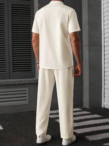 Manfinity CasualCool Bộ đồ nam mùa hè màu trơn, tay ngắn cài khuy đơn và quần âu, bộ đồ đa năng cho nam, áo sơ mi tay ngắn cổ đứng phong cách Trung Hoa, chất liệu vải gai dầu giả, thắt nút tre, quần âu co giãn rộng rãi, trang phục thoải mái - Màu be - Xem 2