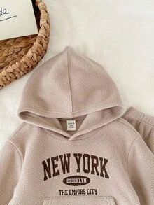 SHEIN 2 件套男婴/女婴可爱字母印花羊毛连帽衫和裤子套装、运动服、男女通用秋冬婴儿服装 - 彩色 - 查看 5