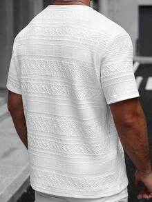 Manfinity CasualCool 男士复古几何提花纯色 T 恤左胸口袋带有徽标，休闲度假派对约会办公室家居户外多功能，是送给男朋友或丈夫的最佳礼物 - 白色 - 查看 2