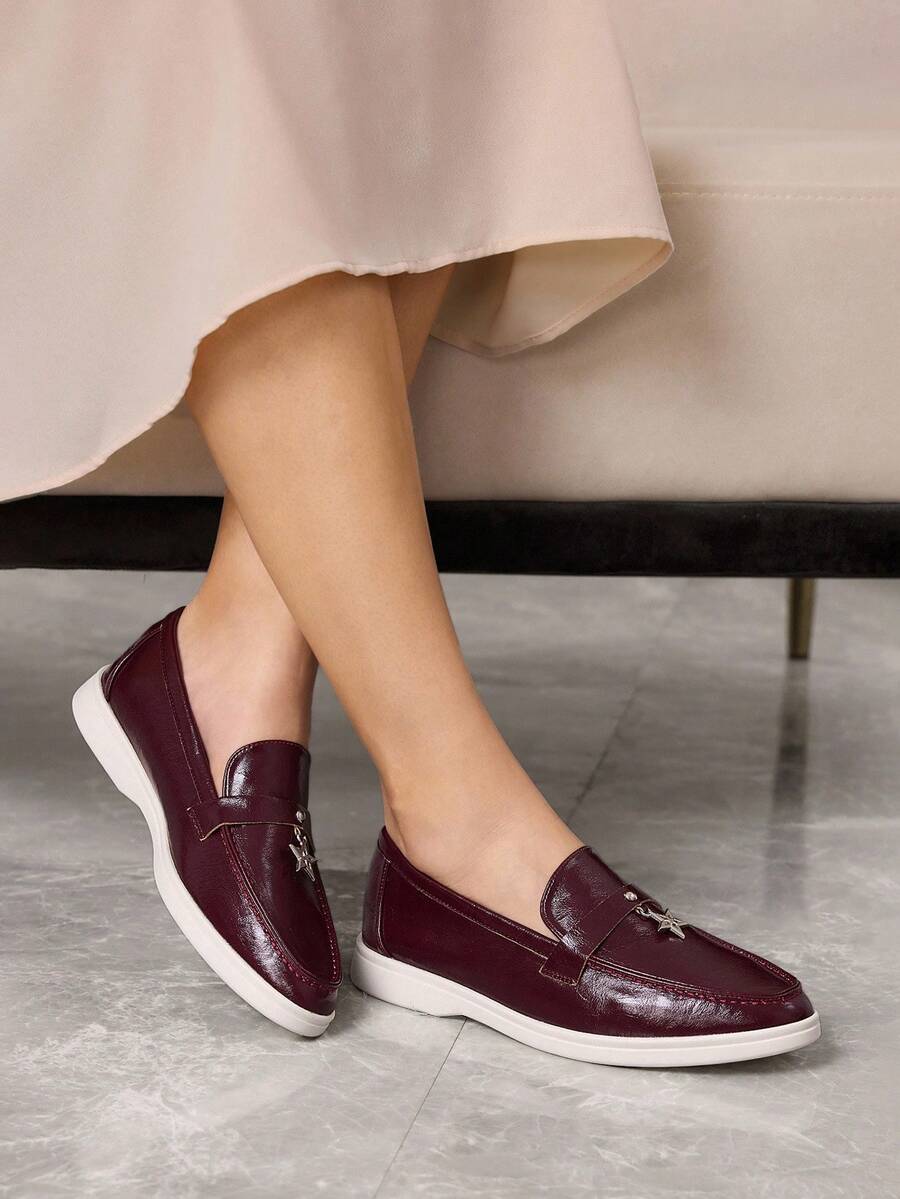 Sleekvia Sapatos femininos de bico fino com decoração em estrela de metal e salto baixo - Borgonha - Ver 1