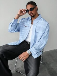 Manfinity EMRG Camicia a maniche lunghe con righe verticali e spalle cadenti, con ricamo di Los Angeles, casual autunnale per lo streetwear quotidiano e lo stile campus, regalo perfetto per il fidanzato. Camicia a righe blu, camicia azzurra con bottoni, camicia a righe con maniche lunghe da uomo, camicia stile Cityboy, stile anni 2000