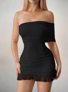 Sweetina فستان قصير أسيمتري من الشبك مع كتف مكشوف - الأسود - مشاهدة 6