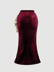 SHEIN MOD Conjunto de talla grande vintage: Corpiño de encaje dorado con contraste de flores 3D en rojo, combinado con falda midi de terciopelo borgoña con abertura, volantes y cintura alta. Romántico y elegante para bodas, graduaciones, fiestas y ocasiones formales. - Dorado - Ver 8