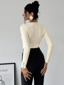 SHEIN PETITE CURVE Femmes grande taille, pull simple et élégant, style décontracté scolaire, polyvalent, col rond, tricot torsadé ajusté, manches longues, automne et hiver, élégant, manches longues, pull col rond. Petits pulls pour femmes, pulls pour femmes, pull-over pour femmes, pull en tricot torsadé, pull à boutons aux poignets - Nude - Voir 2