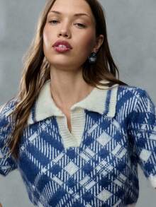 SHEIN Unity 这款毛绒针织短款上衣，尽显学院风魅力。大胆的蓝色格子图案，短袖设计，舒适的衣领，俏皮地演绎复古风格的女士运动装。搭配半身裙或运动裤，打造酷炫校园风造型。 - 彩色 - 查看 4