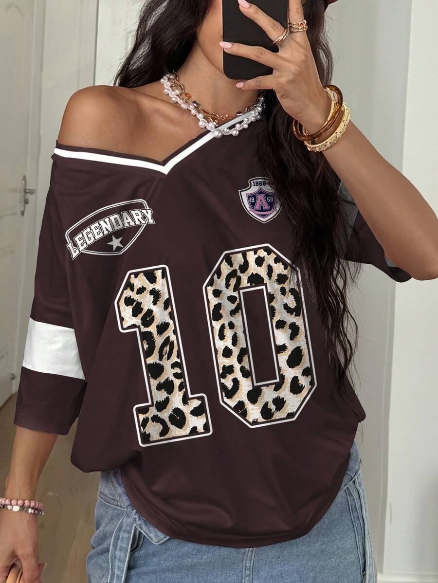 SHEIN Leap Crew 青少年女孩宽松休闲街头风 Y2K 豹纹印花数字图案 V 领足球球衣 T 恤 - 彩色 - 查看 1