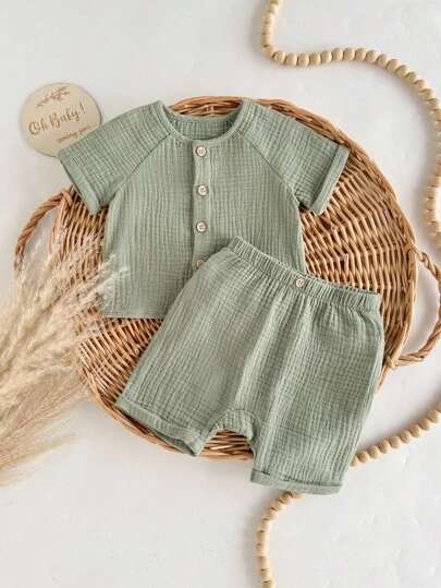 新生男婴休闲可爱绿色短袖衬衫和松紧腰短裤套装，夏季