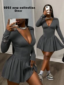 Slaydiva Nuevo vestido mini para mujer de estilo de calle diario y casual para otoño temprano 2025, con cuello polo sexy + cuello en V profundo, manga larga, volantes en el borde, minifalda o pantalón corto con estampado de flores oscuras, color gris y negro acanalado. - Negro - Ver 1
