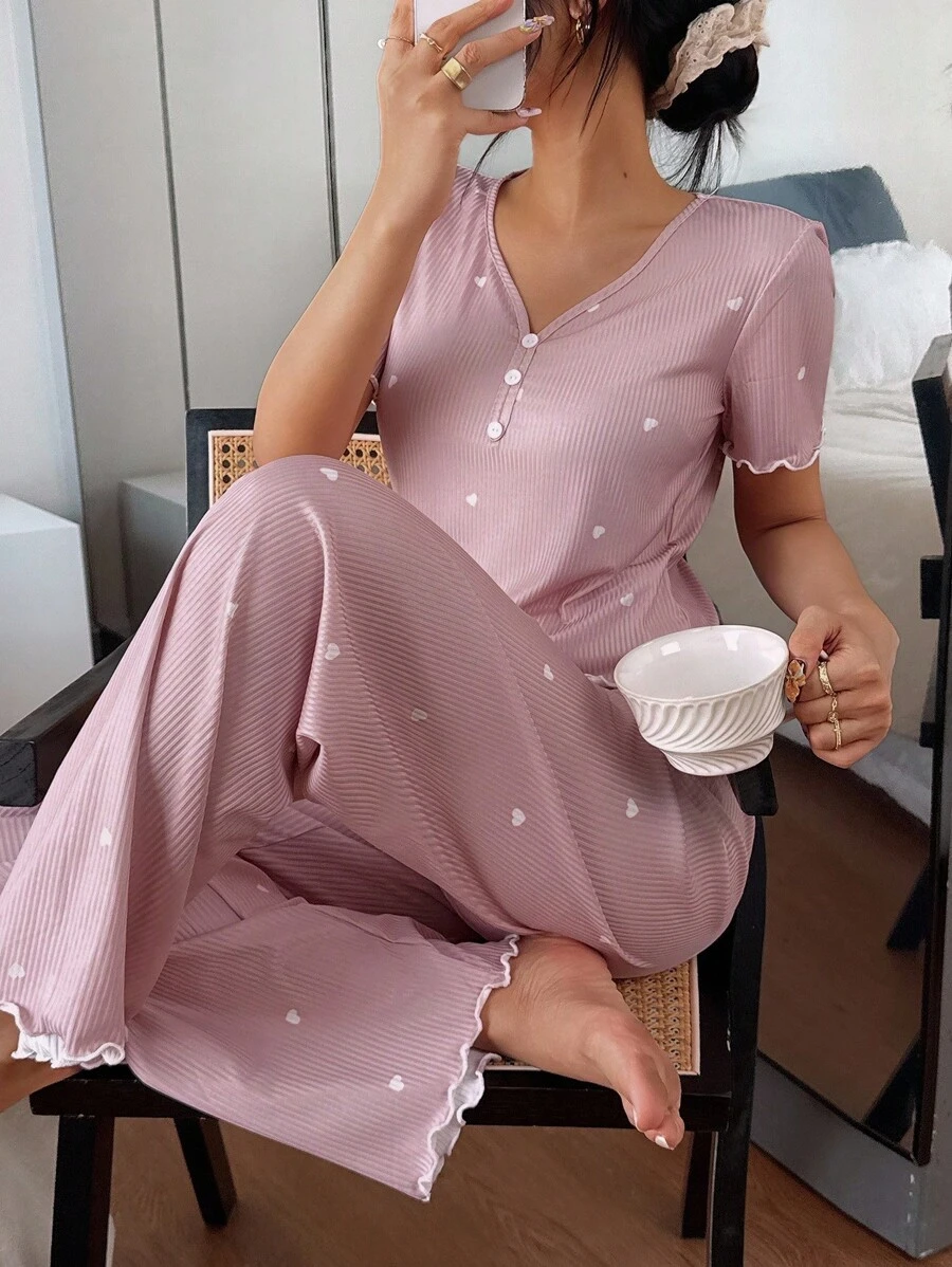SHEIN 女士 V 领纽扣装饰心形印花针织睡衣套装粉色睡衣 返校心形睡衣套装两件套睡衣套装女士柔软睡衣套装女士睡衣套装纽扣睡衣套装 - 粉色 - 查看 1