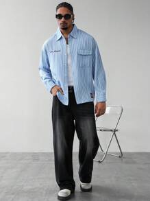 Manfinity EMRG Camicia a maniche lunghe con righe verticali e spalle cadenti, con ricamo di Los Angeles, casual autunnale per lo streetwear quotidiano e lo stile campus, regalo perfetto per il fidanzato. Camicia a righe blu, camicia azzurra con bottoni, camicia a righe con maniche lunghe da uomo, camicia stile Cityboy, stile anni 2000