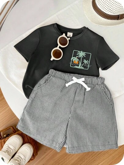 SHEIN 2 件套男童休闲学院风假日服装，包括圆领短袖棕榈树印花 T 恤和带口袋的松紧腰条纹短裤，适合生日派对、聚会、表演、婚礼、洗礼、返校、日常穿着、学校、旅行、运动、春夏季