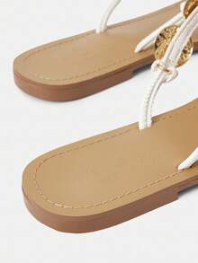 MOTF PREMIUM 女士圆头平底圆形装饰时尚人字凉鞋、沙滩和度假平底鞋 - 白色 - 查看 4