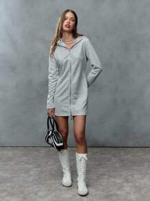 SHEIN Unity 这款长款拉链连帽连衣裙重新定义了女性运动套装。它性感迷人、功能实用，而且足够时尚，适合单独穿着。搭配厚底运动鞋和层叠链条，打造充满运动气息的日常造型。 - 灰色 - 查看 4