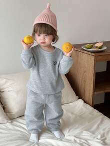 DAZY Conjunto de sudadera de cuello redondo de manga larga y pantalones con estampado de corazón lindo y cómodo para bebé niña, ropa térmica forrada para otoño e invierno - Gris - Ver 6