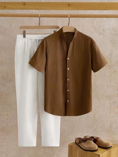 HIMLAND 2ชิ้น ชุดเสื้อเชิ้ตแขนสั้นคอตั้งลำลองคอวีสำหรับผู้ชาย และกางเกงขาสั้น ชุดผ้าลินินฤดูร้อน Old Money ชุดสบาย ๆ