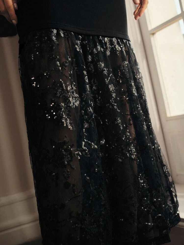 Abito aderente senza cintura con collo a lupetto, contrasto di paillettes, rete trasparente e balza sul fondo