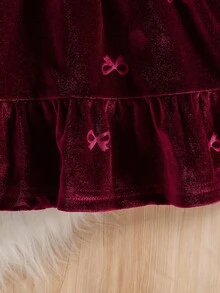 SHEIN 女宝宝娃娃领荷叶边蝴蝶结泡泡袖A字裙。娃娃领设计，可爱又时尚。3D蝴蝶结和泡泡袖，经典A字廓形，精致优雅。无论是带宝宝外出玩耍还是参加派对，这款连衣裙都能让您的宝宝成为众人瞩目的焦点。 - 酒紅色 - 查看 5