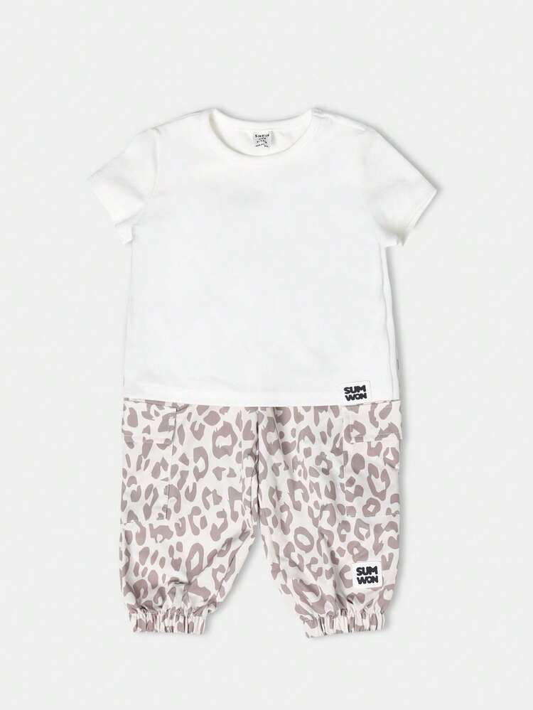 アニマルプリントの伸縮性パンツ付きホワイトTシャツ