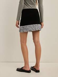Nöista Minifalda negra para mujer con un elegante volante gris en el bajo. Una pieza versátil para looks elegantes de noche, casuales o de fiesta. Fácil de combinar con blusas blancas, blusas negras, blusas cortas o prendas formales y elegantes. Una opción con estilo y favorecedora para el día a día o para ocasiones especiales. - Azul - Ver 2