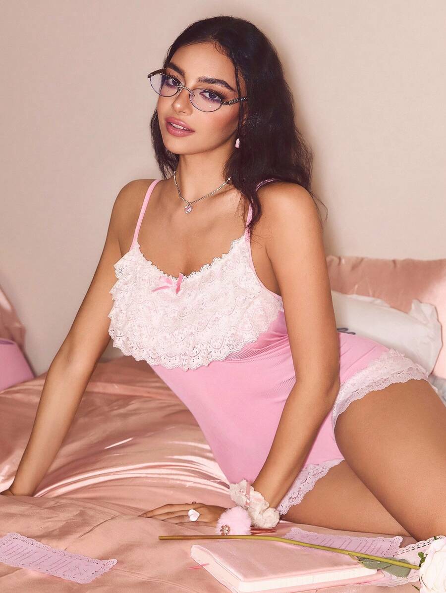 SweetSlumber 女士撞色细肩带蕾丝拼布蝴蝶结装饰无袖修身连体睡衣 - 淺粉色 - 查看 1