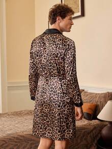 豹纹仿丝披肩领性感男士豹纹长袍，秋季 - 彩色 - 查看 2