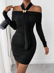 SHEIN LUNE Vestido mini ajustado con hombros descubiertos y cuello halter con decoración de mariposa de metal de moda para mujeres - Negro - Ver 4