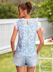 KARISMINA 花卉印花蕾丝边拼接女式衬衫，适合春夏度假穿着，可爱夏日上衣 - 藍白色 - 查看 2