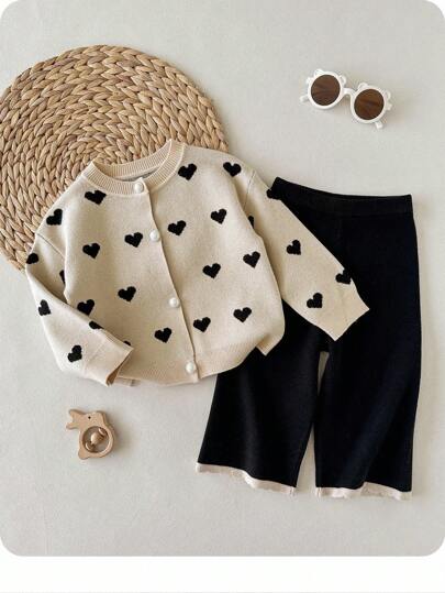Conjunto informal de niña bebé con cardigan de punto de manga larga con botón único y estampado de corazones, y pantalones de punto