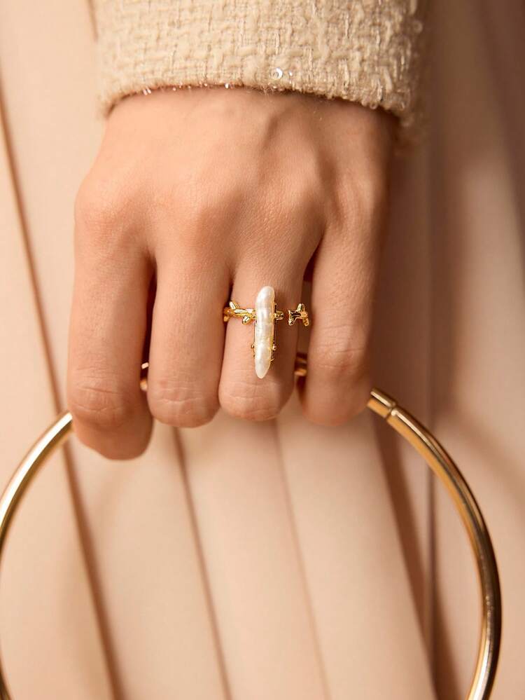 Anillo con perla natural y textura de vid enchapado en oro de 18K