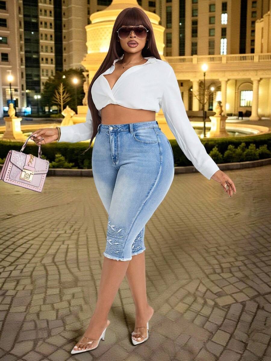 Slaydiva 加大码女式夏季牛仔刺绣紧身七分牛仔裤秋季复古优雅 - 淺色水洗藍 - 查看 1