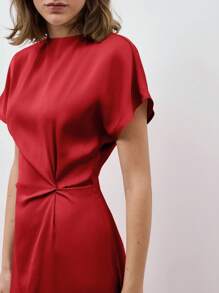 Maija Vestido casual ajustado de longitud media con cuello redondo, manga corta y cintura ceñida en unicolor. Puede usarse en vacaciones, negocios y ocio. Vestido de satén con un elegante estilo. - Rojo - Ver 2