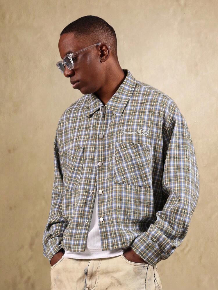 Camicia a quadri con bottoni e vestibilità corta