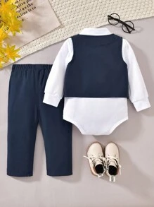 SHEIN 3 件套男婴幼儿绅士装：白色长袖连体衣衬衫、海军蓝背心和长裤。舒适百搭，经典复古时尚，可爱时尚的英伦风格。适合室内、户外、日常、运动、玩耍、派对、拍照、节日、典礼、迎婴派对、返校季等所有季节。 - 藏蓝色 - 查看 2