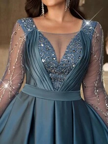 Aureia Robe longue élégante et de luxe avec manches longues transparentes, col en V profond, bleu fumé, avec décoration d'épaules pailletées. Ourlet en A avec patchwork de sequins de luxe. Convient pour les mariages, les fêtes, les événements de célébration, les tenues de soirée.
